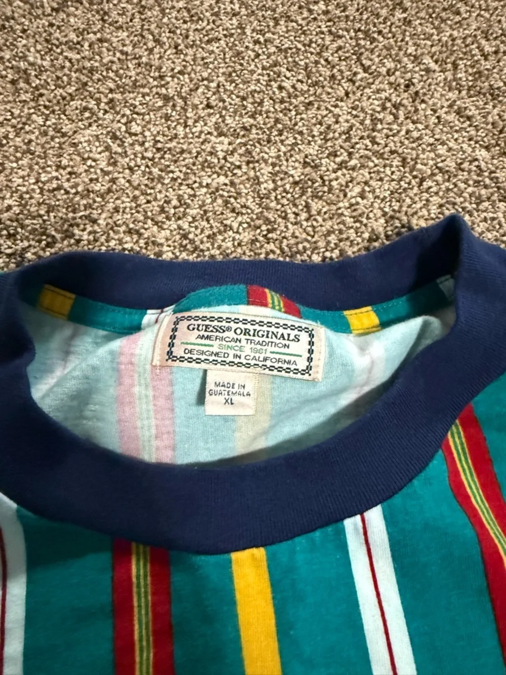 2 GUESS T-Shirts - Picture 4 of 7